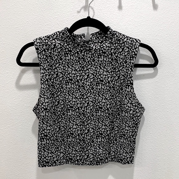 Forever 21 Tops - 🖤 Forever 21 Pebbled Crop Top